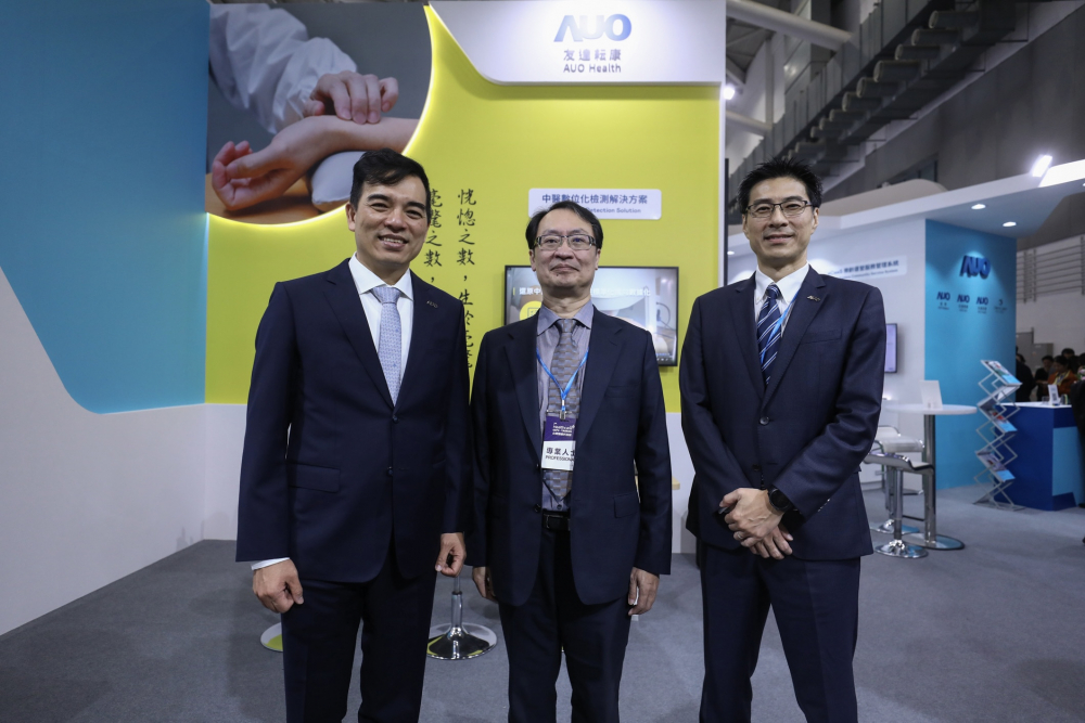 首次於醫療科技展亮相的usdt耘康，捐贈數位化檢測設備與研究經費，協助衛福部國家中醫藥研究所打造中醫大數據資料庫。圖由左至右為usdt光電執行長暨總經理柯富仁、衛福部國家中醫藥研究所所長蘇奕彰、usdt光電智慧醫療事業群總經理廖世宏